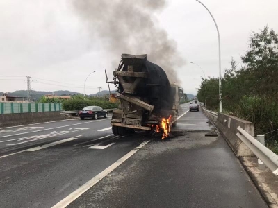 好样的！上班路遇水泥罐车起火，这位梅州交警表现也要“火”