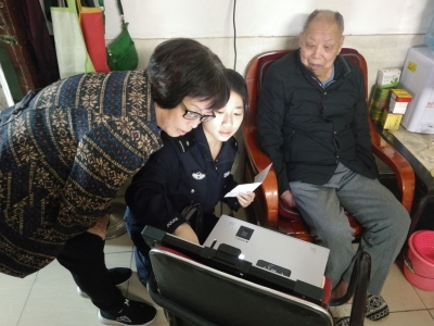 真的暖到家！腿脚不便93岁老人难办证，民警上门为其服务