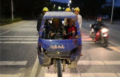 两辆三轮车，竟载了17人！怎么做到的？梅州交警果断拦下