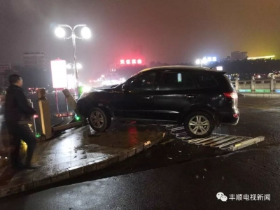 捏把汗！丰顺一小车突然失控撞毁大桥护栏险坠河...