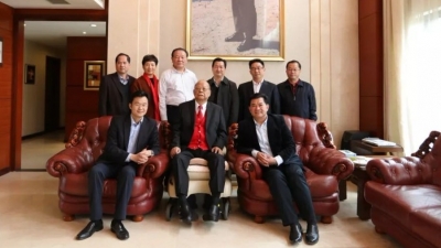 钟光灵一行拜访曾宪梓博士，曾宪梓：我觉得为梅县人增光了！