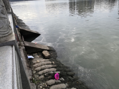 痛心！梅城一男子护栏外钓鱼不慎落水身亡，年仅20多岁