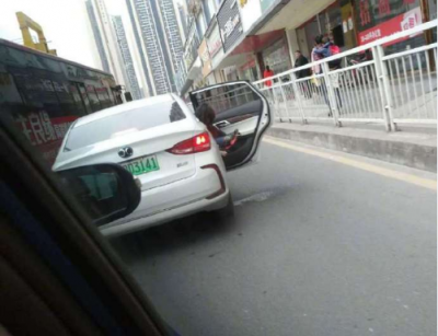 深圳龙岗一车辆路中间违停让孩子尿尿：罚800元，记2分