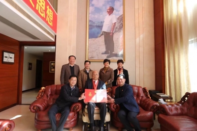 曾宪梓寄语梅县干部：不断改善人民生活水平，提高人民幸福指数