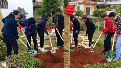 乒乓球世界冠军在梅体验客家农事生活，亲手种下“冠军树”