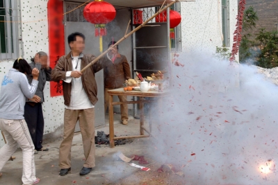 不甘示弱比赛放，摆阔斗富白天放...这些燃放烟花爆竹不良之风你身边有吗？