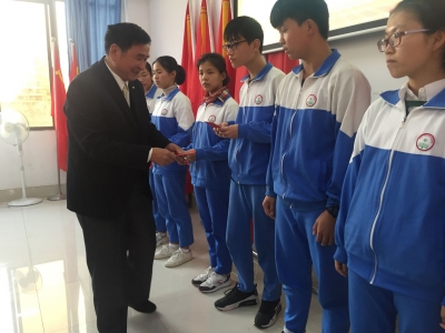 兴宁乡贤陈宝光为30名贫困学生发放助学金