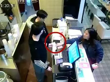 丰顺“女魔术手”真钞秒换假币，监拍还原被骗全过程！