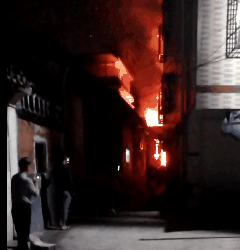 突发！梅城环市北路一民房发生火灾，一被困群众被救