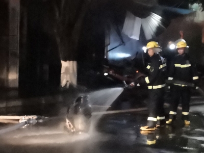 千钧一发！梅城一店铺深夜起火殃及4店，消防员火场抢出4个煤气罐