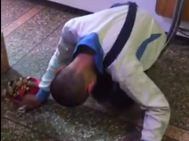 惊呆了！丰顺多地出现“磕头乞丐”，还自带二维码...