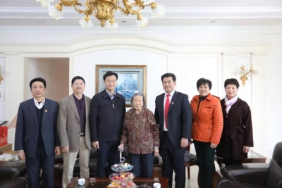 钟光灵看望拜访梅县杰出乡贤梁亮胜母亲杨秀兰女士