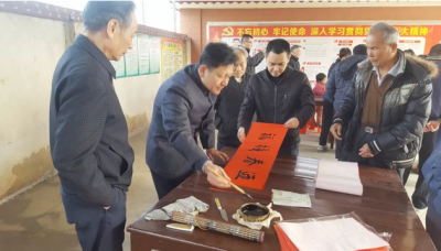 梅县区卫计局开展春节送温暖活动  书法家现场挥毫为村民写春联