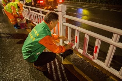 做一天的你！市民凌晨扫街体验环卫工人辛劳