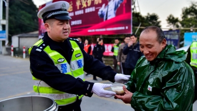点赞！返乡摩托大军过境梅州，路上的热粥暖身更暖心~