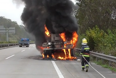 长深高速蕉岭新铺出口处一泥头车突发自燃，现场浓烟滚滚...