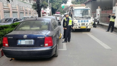 “僵尸车”长期霸占公共车位？梅州交警：拖走！