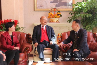 梅江区委书记朱国城，区长钟秀堂登门拜访曾宪梓博士