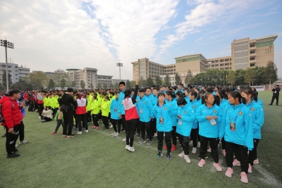 今日，全国的足球小将集结梅州！还要开展“巅峰对抗”