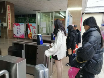 刷脸时代！梅州火车站新增两台“黑科技”核验闸机