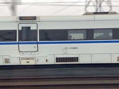 网曝两辆高铁在线“飙车” 警方：管不了，也追不上