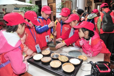访古建筑 品客家菜...小记者客家美食之旅在万秋楼开启