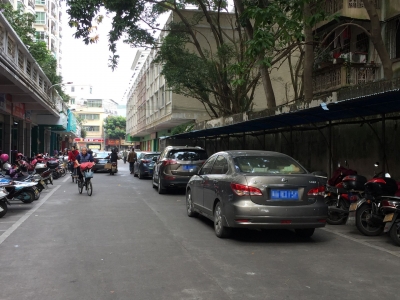 曝光！梅江区龙坪市场周边道路乱停车现象严重