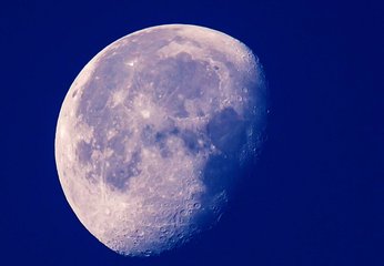 大圆月亮高高挂！“超级月亮”今年罕见“三连发”