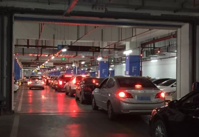 困在停车场一个多钟！梅州这群车主好闹心…