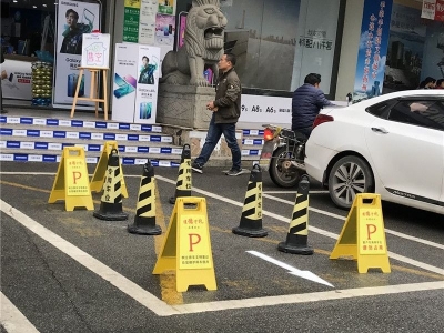5个雪糕筒+4个车位牌！梅城有店家霸车位“放大招”