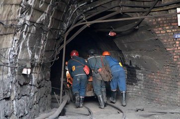 陕西神木市一煤矿发生冒顶事故，约20人被困井下