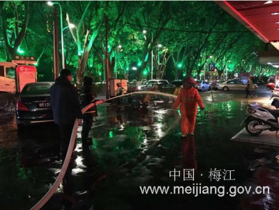 精细化作业！市环卫局助力梅江区“两美”环境整治提升大行动