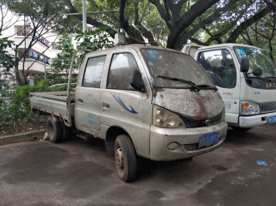 连“僵尸车”也来抢车位？梅城这条路车位已被霸占多时