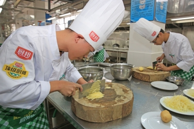 土豆丝要切得像牙签一样细！带你走进中国客家菜研发培训基地