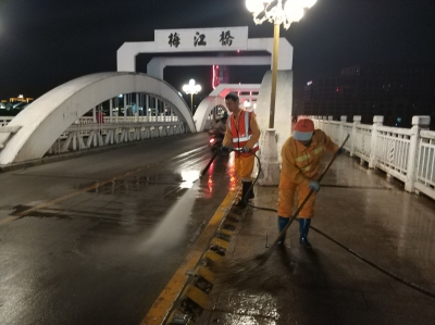 “两美”在行动！我市环卫部门开展城区“错峰冲洗”工作