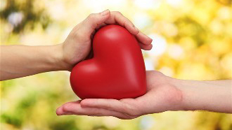 法外亦有情！在押被告人父亲去世 平远法院“护送”回家奔丧