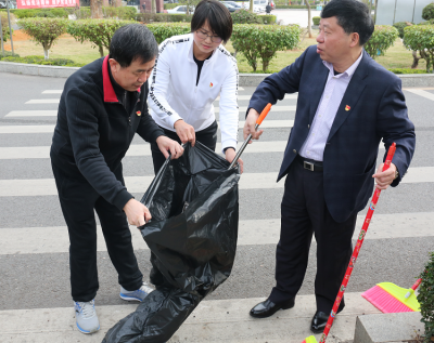 平远县领导走上街头开展城乡大清洁志愿活动