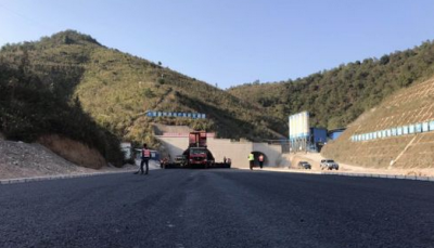 新进展！梅平高速路面摊铺工程完成过半，计划今年6月建成通车 