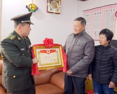 一人立功全家光荣！蕉岭为立功军人送去立功喜报和慰问金