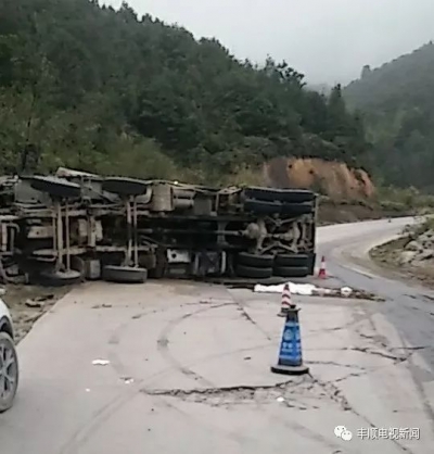 惊险！丰顺汤坑一辆大货车侧翻，砂石散落满地