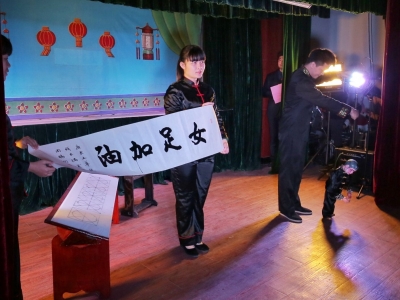 中国女足观看五华提线木偶戏，非遗文化助威“铿锵玫瑰”