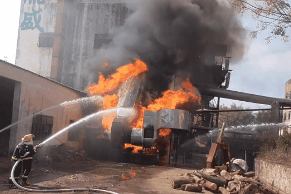 浓烟滚滚！平远县一木业厂室外散热设备着火