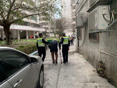 暖心！八旬老人梅城街头迷路，铁骑队员护送回家