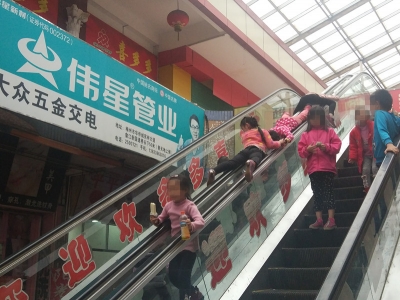 @梅城这些家长，你家“熊孩子”在电梯上耍“杂技”...