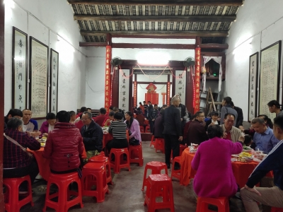 小编“晒”年丨大年初一，各地宗亲返乡聚会，聊天拍照代替烟花鞭炮