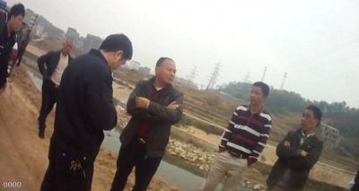 够嚣张，非法采砂还拦截、围困、谩骂和威胁执法人员！