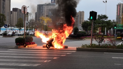 突发！梅城一摩托车行驶中自燃，几分钟就烧成废铁