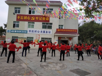 小编晒年丨广场舞、足球赛、“村晚”...过新年，来去乡村打卡