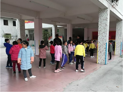 梅江区民警助力开学季！全力维护校园安全