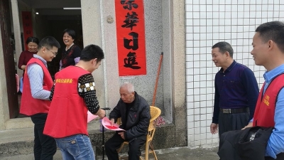 后生仔，可以哦！丰顺这个村的年轻人自发筹钱慰问老人